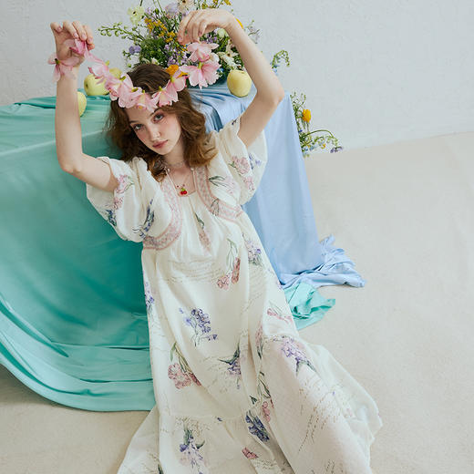 两三事 云纱香影 2025夏季新款公主风灯笼袖织带拼接印花连衣裙 商品图2