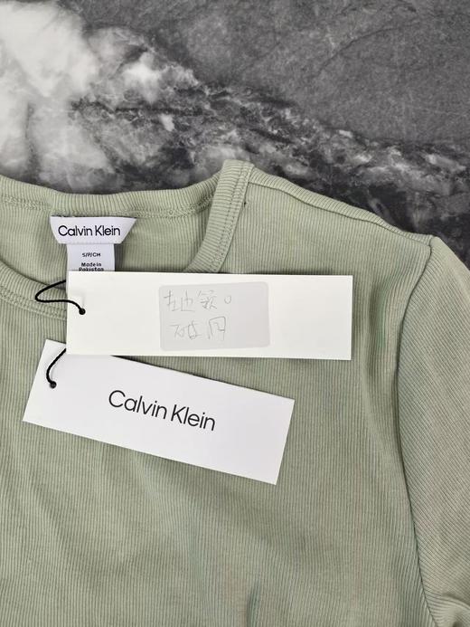 瑕疵Calvin Klein/CK 女士修身纯色棉混纺刺绣标罗纹透气休闲短袖T恤 商品图2
