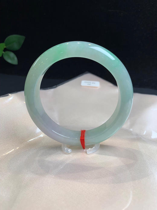 612496，56.5糯冰飘绿手镯 ，淡淡的果绿底，飘清新绿色，整体均匀干净 商品图2