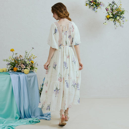 两三事 云纱香影 2025夏季新款公主风灯笼袖织带拼接印花连衣裙 商品图4