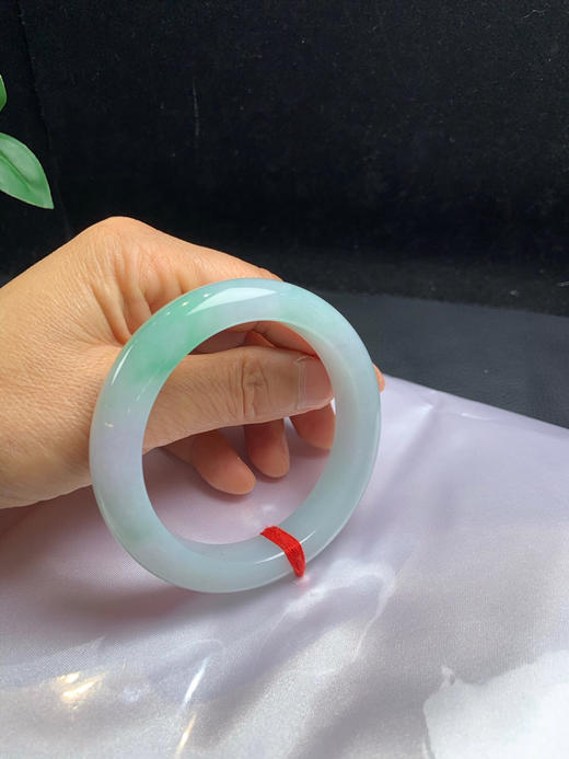 612495，56.5 飘绿正圈手镯，版型非常好，厚妆大气 飘清新绿，局部还带了一点点紫 商品图5