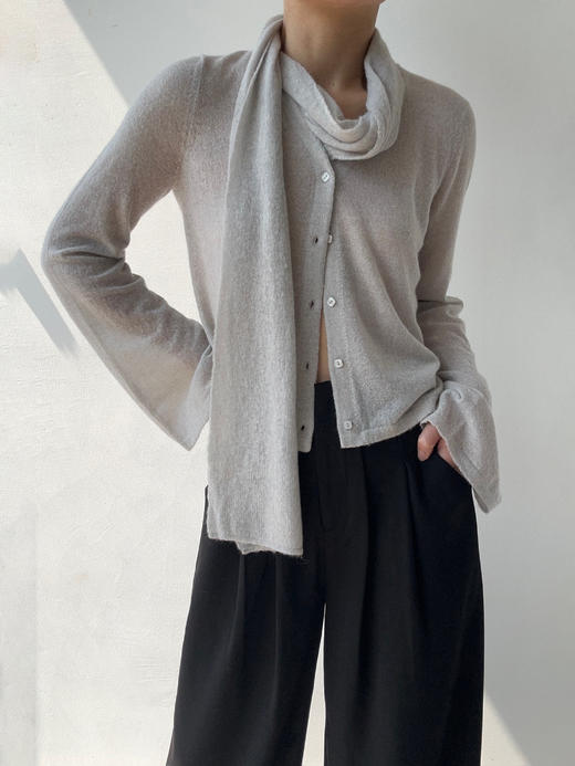 ZAANLI｜ZN10016-2 薄灰色 轻薄羊驼毛围巾宽袖针织上衣 商品图0