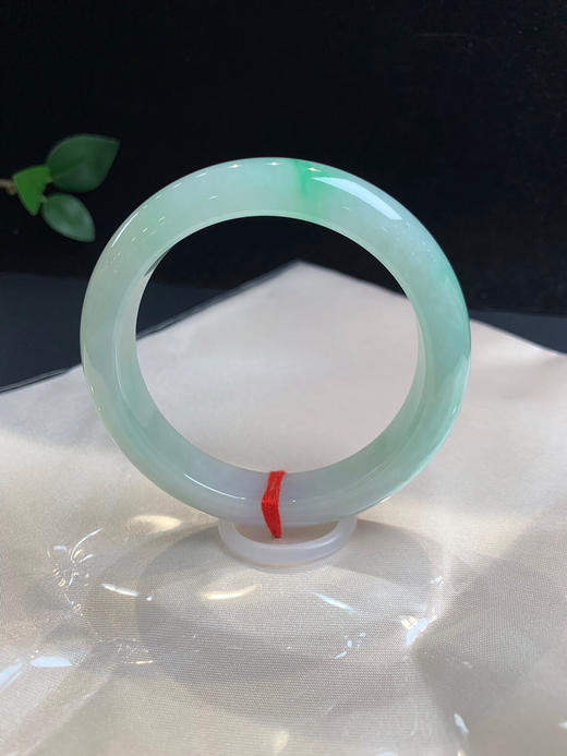 612496，56.5糯冰飘绿手镯 ，淡淡的果绿底，飘清新绿色，整体均匀干净 商品图0