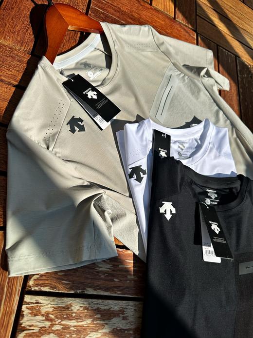 点此购买 迪桑特男士夏季运动健身速干冰丝透气孔短袖T恤 jj 312606 商品图9