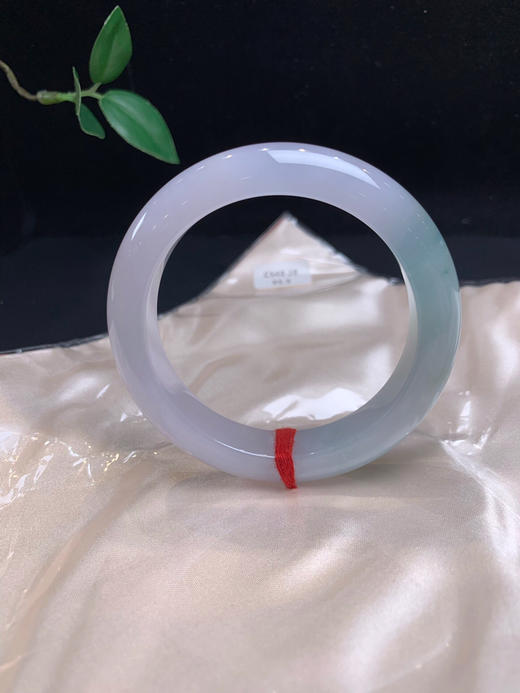 612497，55.5 冰飘花手镯，冰透清爽，局部飘一抹淡雅的蓝花，干干净净 商品图3