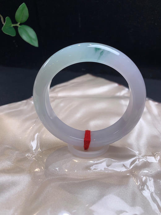 612497，55.5 冰飘花手镯，冰透清爽，局部飘一抹淡雅的蓝花，干干净净 商品图1