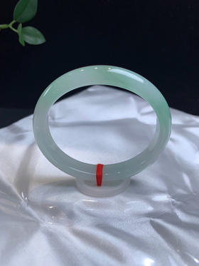 612493，53.8冰甜绿贵妃 ，小清新，干净水润 一截甜绿色，很秀气