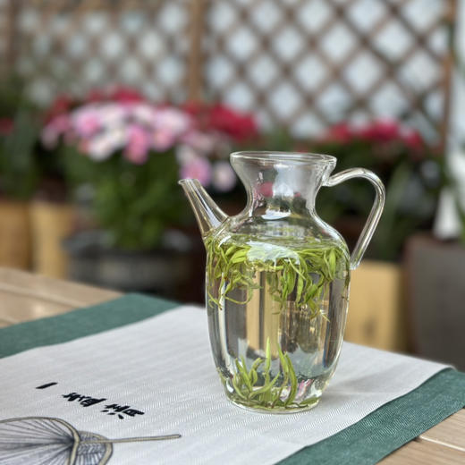 乙巳春茶上市｜保靖黄金茶（头采好时节·明前特级）以“高氨基酸、高茶多酚、高叶绿素和高水浸出物质”和“香、绿、爽、醇”四高四绝品质特点享誉全球，一两黄金一两茶，馈赠自饮佳品，规格：50g*2罐*1盒 商品图2