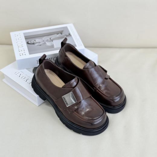 😘【2025岁愿春夏新款厚底真皮乐福鞋单鞋💥】 🔥乐福鞋我真的穿不腻！太太太百搭了 鞋子上脚特别舒适 👍走路久了也不会累脚 金属方块搭配高级又有质感～👏🏻 什么场合都能驾驭！🤩 商品图4