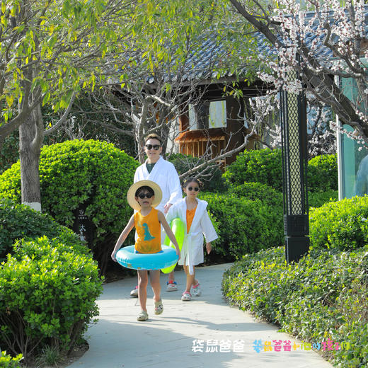 【袋鼠爸爸去哪儿丨西安地建南山温泉酒店秦岭野生动物园店】位于秦岭山脚下，距离沣峪口10分钟，2024年重装开业，占地约百亩，酒店内设有国标级50米恒温游泳馆和24个户外温泉，一站式遛娃 商品图1