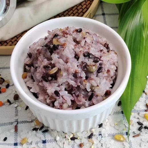 【杂粮饭家庭装】通过203项农残检测，甄选原产地优质杂粮，每一种谷物的挑选都很严格，只用当季新粮。颗粒要饱满，光泽度要好，碎粒要少，自然清香。易煮同熟，口感浓香，营养丰富。 商品图1