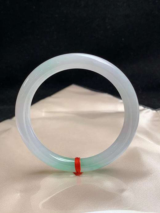 612509，55.5圈口，冰飘绿细圆条美人条，白底飘甜绿，种水好，底子清爽 商品图3