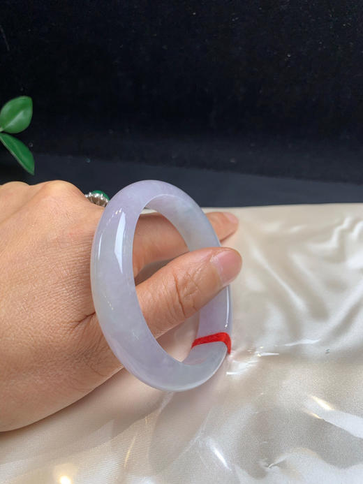 612499，54冰紫贵妃手镯，冰冰的，整体带淡紫底，整条均匀冰透，局部带些撒金 商品图5