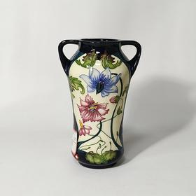 英国著名陶瓷品牌默克罗夫特Moorcroft出品的一只手绘珐琅花瓶