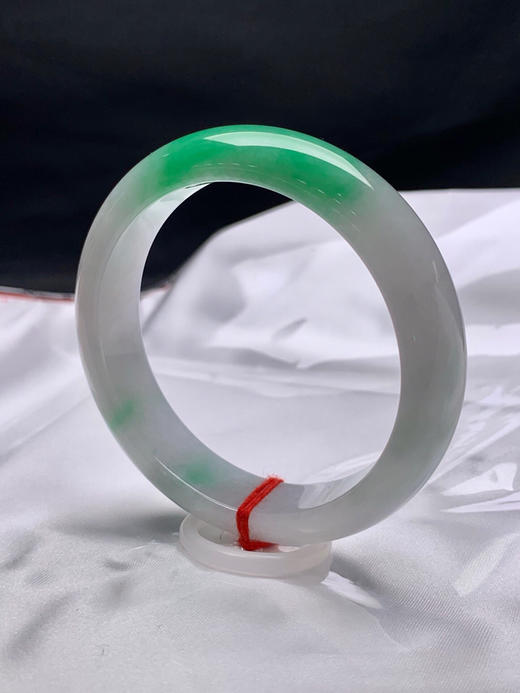 612503，59圈口，飘绿正圈平安镯，细糯有水，白底飘一截阳绿 商品图2