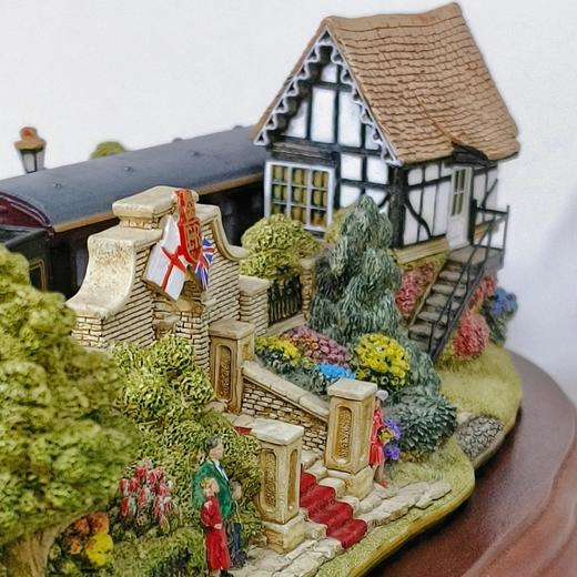 Lilliput Lane2001年限量为庆祝女王金禧制作的桑德林汉姆皇家火车站台 商品图5