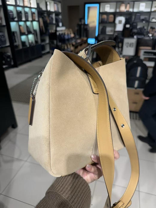 ¥1450🇺🇸Coach Hadley 腋下斜挎包，洋气翻毛皮，里层也是荔枝纹皮面手感很好！肩带可以调节取下来单肩背或者两条接一起斜挎背，尺寸25x24x8cm 商品图2