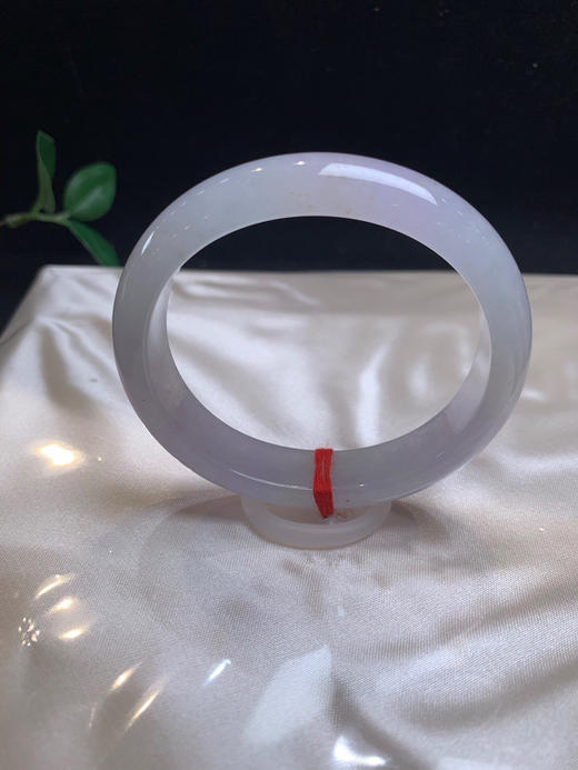 612499，54冰紫贵妃手镯，冰冰的，整体带淡紫底，整条均匀冰透，局部带些撒金 商品图0