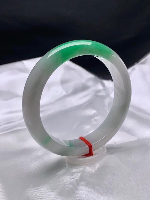 612503，59圈口，飘绿正圈平安镯，细糯有水，白底飘一截阳绿 商品图1