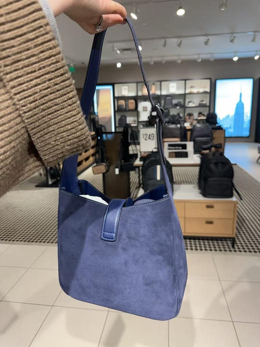 ¥1450🇺🇸Coach Hadley 腋下斜挎包，皮质藏蓝色✔️洋气翻毛皮，里层也是荔枝纹皮面手感很好！肩带可以调节取下来单肩背或者两条接一起斜挎背，尺寸25x24x8cm 商品图2