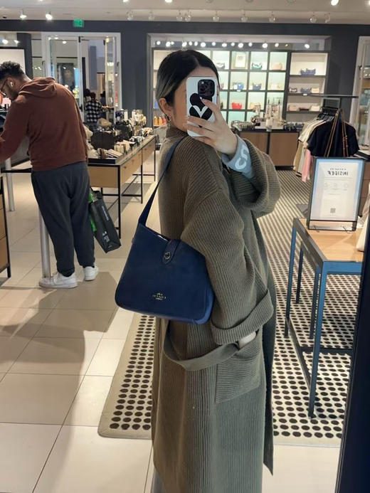 ¥1450🇺🇸Coach Hadley 腋下斜挎包，皮质藏蓝色✔️洋气翻毛皮，里层也是荔枝纹皮面手感很好！肩带可以调节取下来单肩背或者两条接一起斜挎背，尺寸25x24x8cm 商品图4