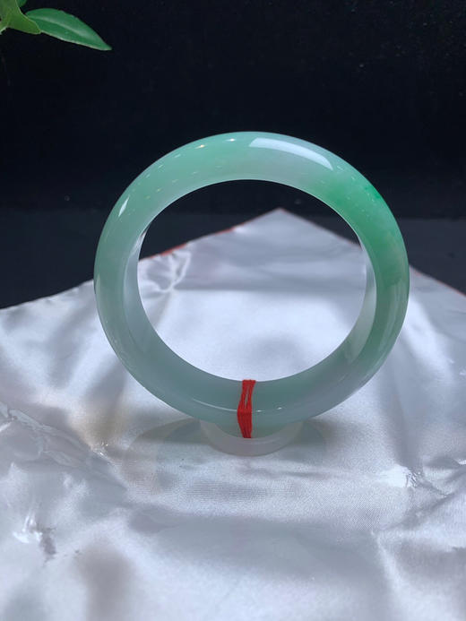 612498，56 带绿底宽版手镯 ，整圈带绿底色。版型好，底妆清新干净 商品图1