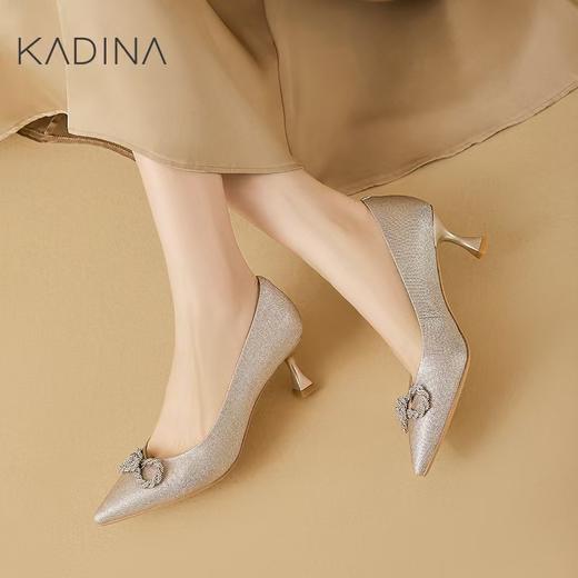 【KADINA】  AF3  卡迪娜2025春季新款细高跟尖头蝴蝶钻扣时装通勤女单鞋KS251536 商品图0