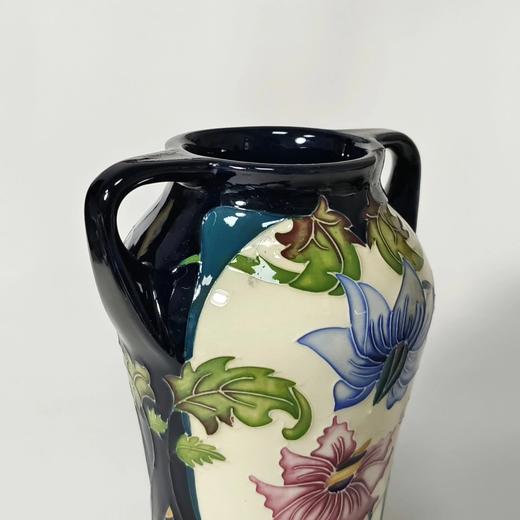 英国著名陶瓷品牌默克罗夫特Moorcroft出品的一只手绘珐琅花瓶 商品图3