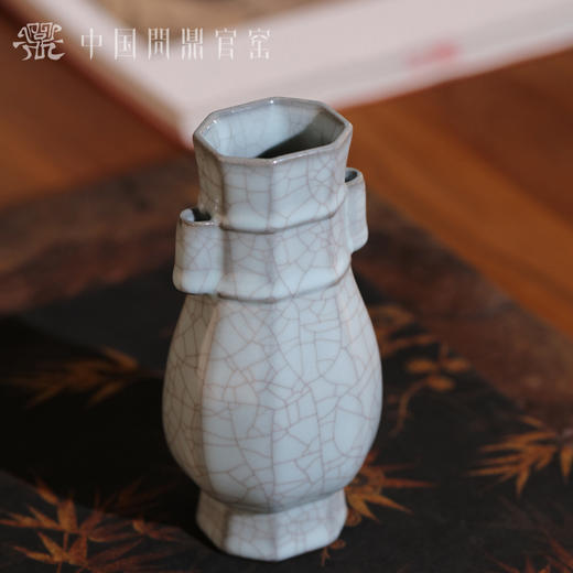 问鼎官窑八方贯耳瓶（小） 商品图3