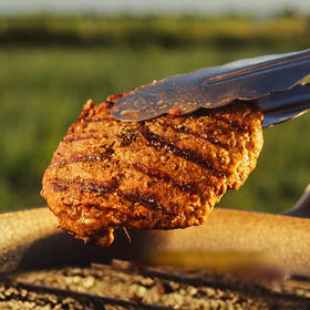 【内蒙有机牛肉饼】选用内蒙古新鲜有机牛前部位整块绞制，肥瘦比1:9，健康不腻 AA