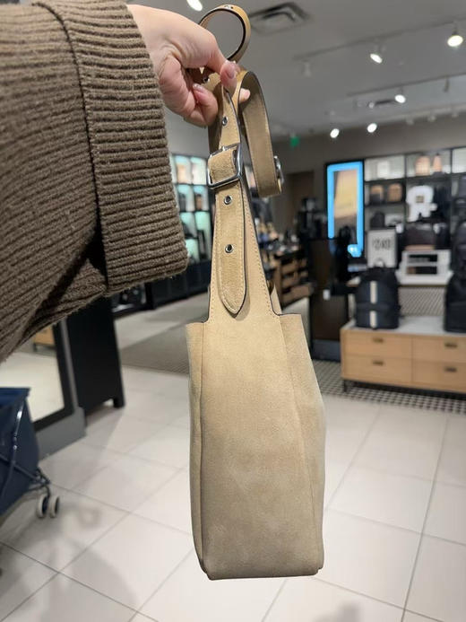 ¥1450🇺🇸Coach Hadley 腋下斜挎包，洋气翻毛皮，里层也是荔枝纹皮面手感很好！肩带可以调节取下来单肩背或者两条接一起斜挎背，尺寸25x24x8cm 商品图1