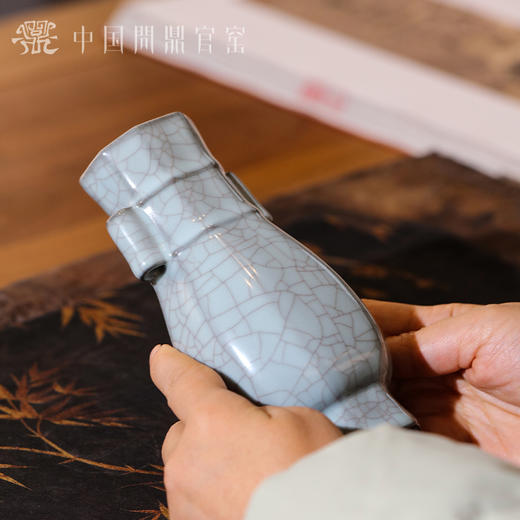 问鼎官窑八方贯耳瓶（小） 商品图1