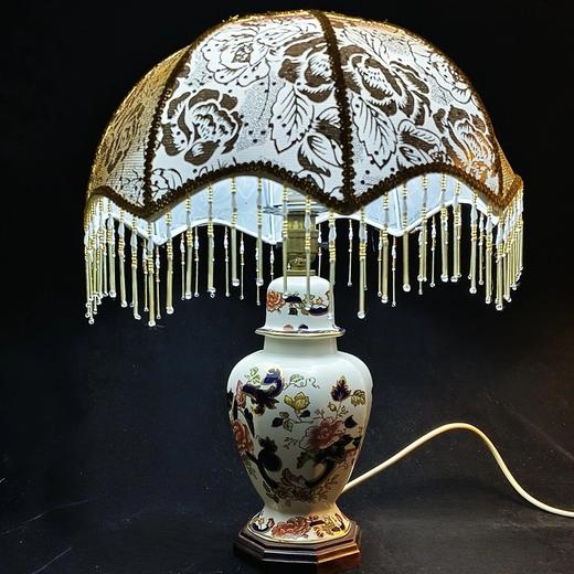 马森伊万里风格碧色查特勒斯＆钴蓝色曼德勒系列手绘台灯，汉洋折衷风格的设计贵气十足，灯光下描金牡丹更显国色天香 商品图3