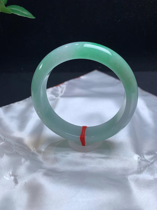 612498，56 带绿底宽版手镯 ，整圈带绿底色。版型好，底妆清新干净 商品图4