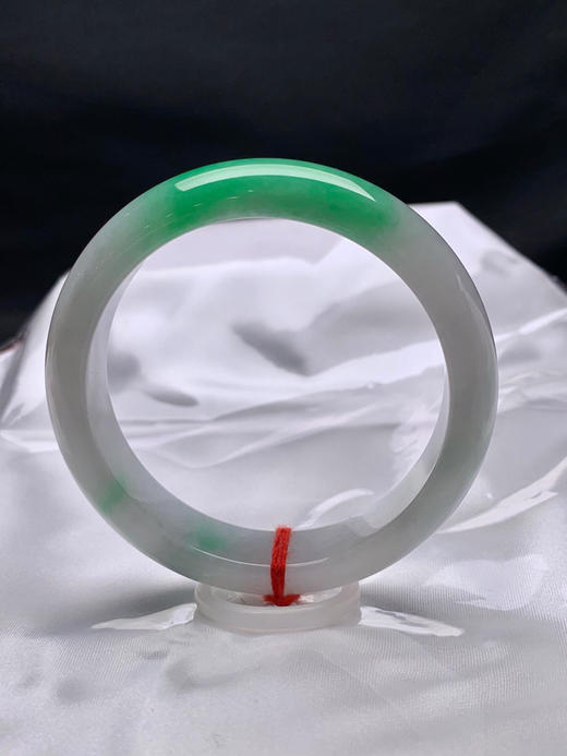 612503，59圈口，飘绿正圈平安镯，细糯有水，白底飘一截阳绿 商品图0