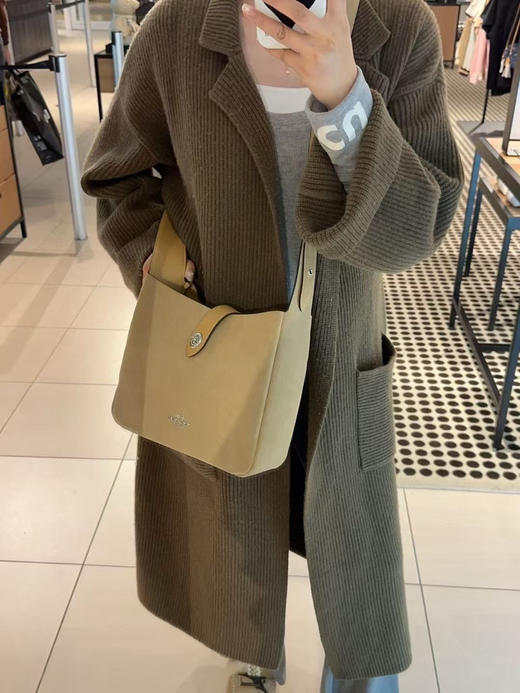 ¥1450🇺🇸Coach Hadley 腋下斜挎包，洋气翻毛皮，里层也是荔枝纹皮面手感很好！肩带可以调节取下来单肩背或者两条接一起斜挎背，尺寸25x24x8cm 商品图4