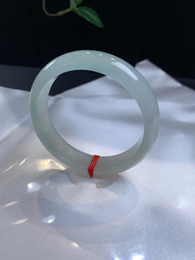 612501，56.5冰底手镯，一大截种水超级棒，起荧光了，下面一截稍弱一些， 清新冰透