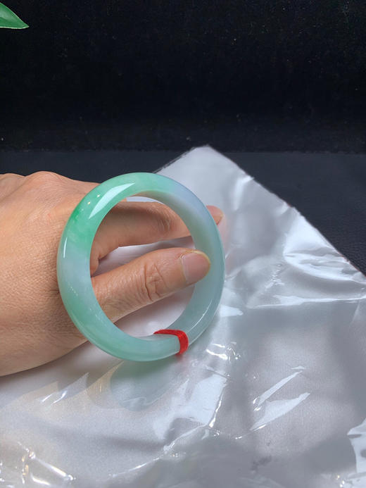612498，56 带绿底宽版手镯 ，整圈带绿底色。版型好，底妆清新干净 商品图5