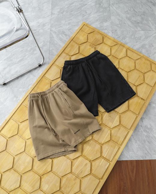 点此购买 巴黎世家夏季男女款做旧水磨蜡染硅胶印花松紧中腰直筒宽松休闲短裤 LL 312681 商品图3