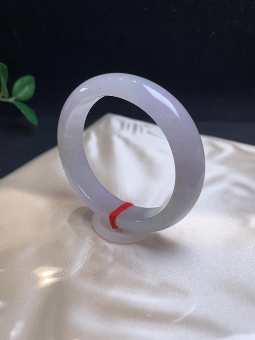 612499，54冰紫贵妃手镯，冰冰的，整体带淡紫底，整条均匀冰透，局部带些撒金 商品图4