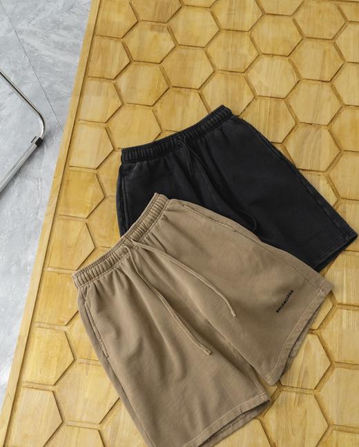 点此购买 巴黎世家夏季男女款做旧水磨蜡染硅胶印花松紧中腰直筒宽松休闲短裤 LL 312681 商品图4