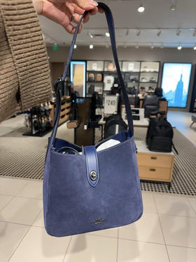 ¥1450🇺🇸Coach Hadley 腋下斜挎包，皮质藏蓝色✔️洋气翻毛皮，里层也是荔枝纹皮面手感很好！肩带可以调节取下来单肩背或者两条接一起斜挎背，尺寸25x24x8cm