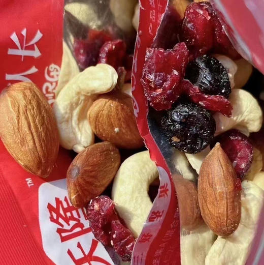 【沃隆·每日坚果】坚果香味浓郁，无碎渣🤔 ，每一颗都很新鲜，爽脆酥香！💫 蓝莓干➕ 蔓越莓干～软而不腻大颗粒🎀 6⃣ 种坚果➕ 果脯，科学配比——沃隆，只做好坚果！ 商品图4