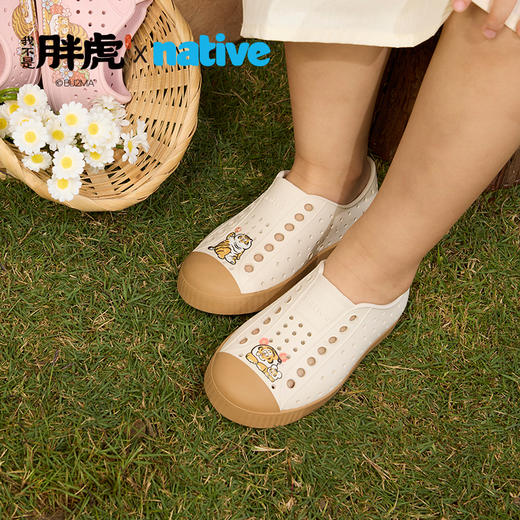 【夏季凉鞋丨native我不是胖虎联名款儿童款洞洞鞋】轻量化EVA材质，贴合足弓，脚感舒适柔软，融入趣味胖虎插画形象可爱，沿条包裹鞋头保护脚趾，舒适轻便，多孔设计干爽透气，快速疏水，表面光滑轻松擦洗 商品图1