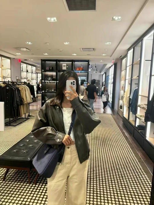 ¥1450🇺🇸Coach Hadley 腋下斜挎包，皮质藏蓝色✔️洋气翻毛皮，里层也是荔枝纹皮面手感很好！肩带可以调节取下来单肩背或者两条接一起斜挎背，尺寸25x24x8cm 商品图5