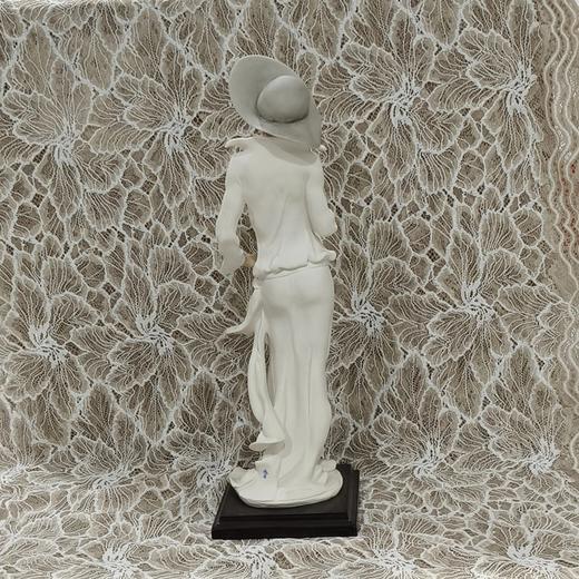 来自西瓷艺术品业界头部品牌意大利卡波迪蒙特的大款女士瓷偶 商品图2