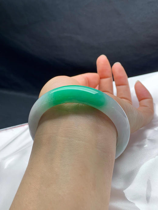 612503，59圈口，飘绿正圈平安镯，细糯有水，白底飘一截阳绿 商品图5