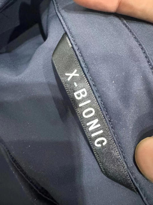 原单正品 X - bionic 商务速干polo 短袖 

S M L XL XXL 黑白蓝三色 

意大利进口材质 弹力舒适耐用 

暗影轻量系列 硅胶logo 瑞士经典袖标 商品图4