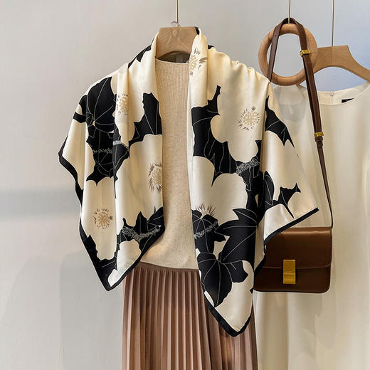 90x90正方形大方巾薄围巾黑白碎花小丝巾女妈妈春秋冬款生日送礼 商品图0