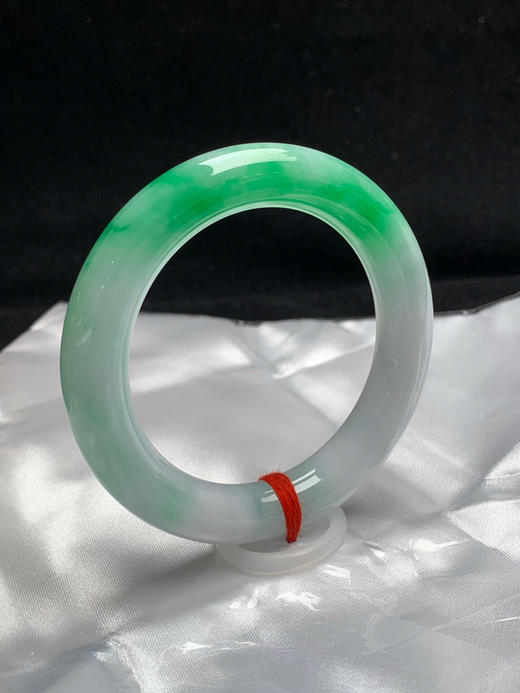 612507，55.2圈口，飘绿圆条手镯，白底飘阳绿，色浓底子细腻 商品图1